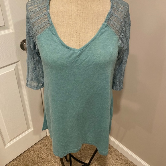 Hayden Tops - Hayden Los Angeles Med Blue-Green Lace Sleeve Top!